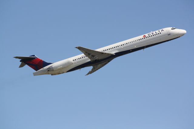 McDonnell Douglas MD-88 (N945DL) - Delta Flight 2298 (N945DL) departs Sarasota-Bradenton International Airport enroute to Hartsfield-Jackson Atlanta International Airport