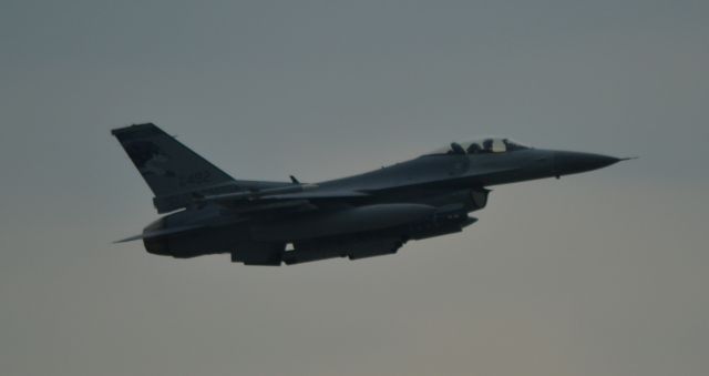 Lockheed F-16 Fighting Falcon — - 114th FW NAG-492 conducting a tactical approach to KFSD - 6-10-2012