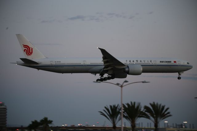 BOEING 777-300ER (B-2038)