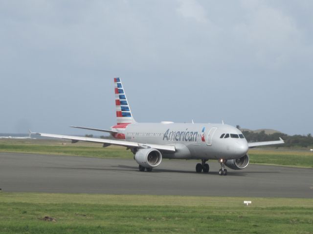 Airbus A320 (N108UW)
