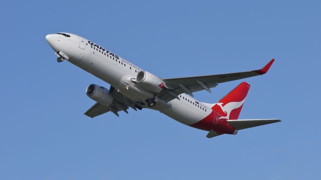 Boeing 737-800 (VH-VZU) - BOE052 retracts its gear after a touch/go on runway 16R. 10/31/11.