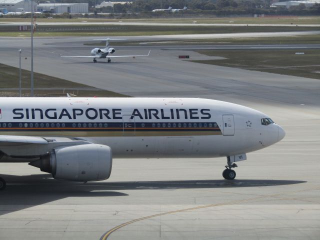 Boeing 777-200 (9V-SVI) - Singapore Airlines Boeing 777-200ER at the gate preparing for a flight to Singapore