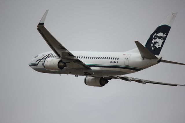 Boeing 737-700 (N644AS) - Taking off from runway 25