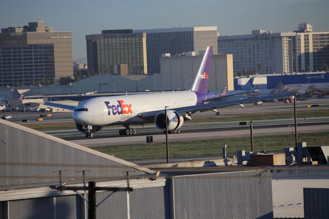 BOEING 777-200LR (N865FD)