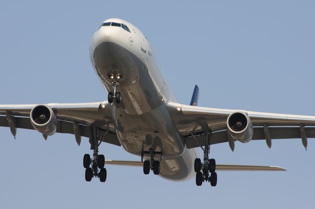 Airbus A340-300 (D-AIGD) - "Lufthansa 426 Heavy" on final for runway 27R after an 8 ½ hour flight from Frankfurt Intl