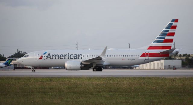 Boeing 737 MAX 8 (N328RR) - On the way to the runway on the evening of the 1th of October. This is a new airplane and it has been in service for about a month. American Airlines took delivery in September, 2018. 1st photo of this airplane on FlighAware.