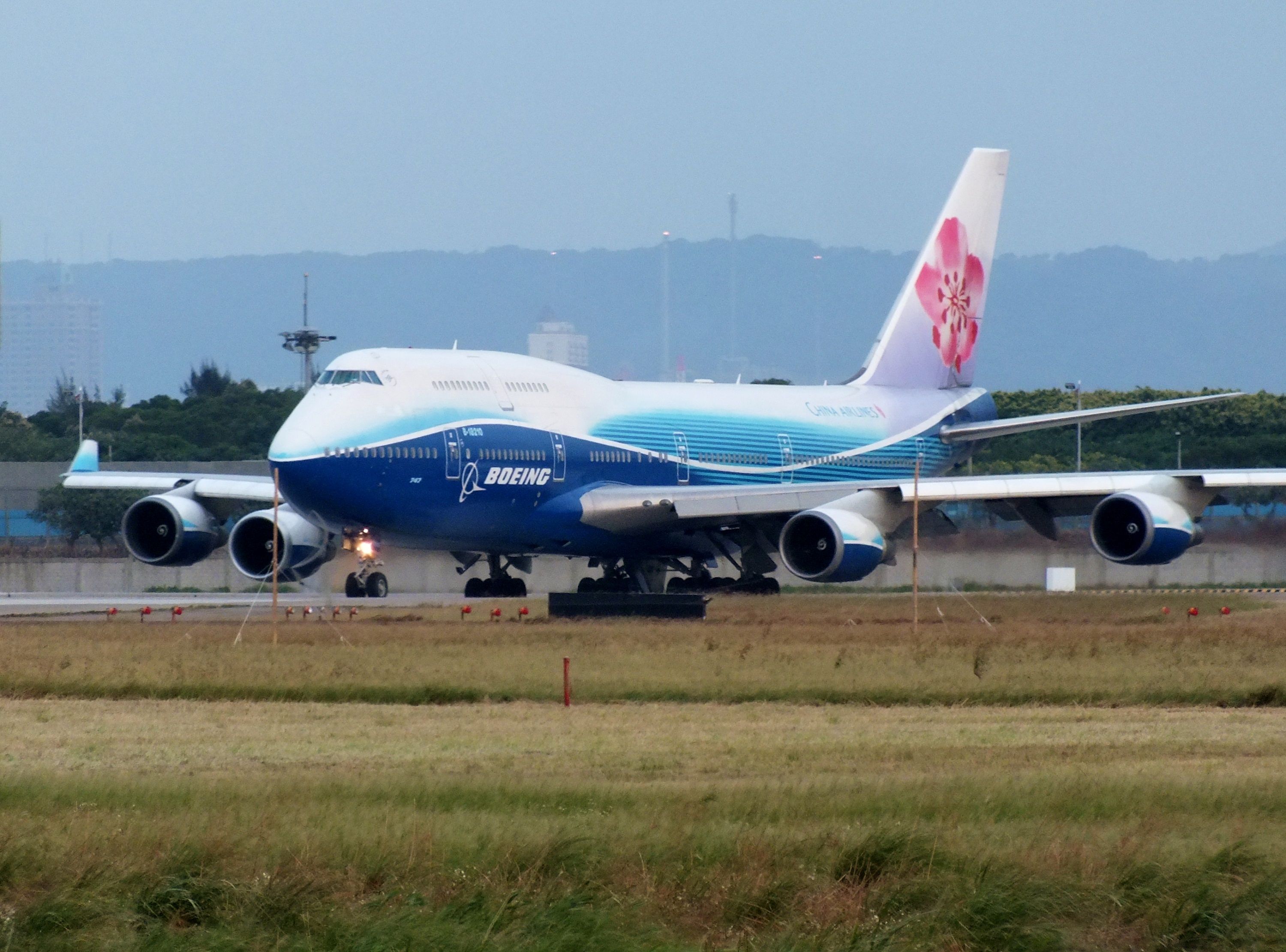 Boeing 747-400 (B-18210)