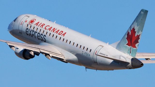 Embraer ERJ 175 (C-FEKH) - 4 departure.