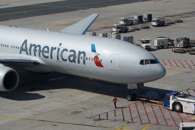 Boeing 777-200 (N774AN) - American Airl.