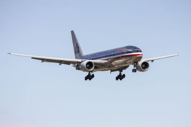 Boeing 777-200 —