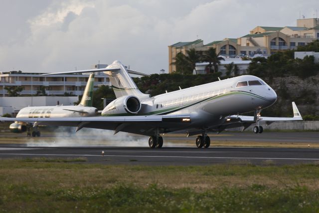 Bombardier Challenger 300 (N375WB)