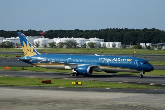 Boeing 787-9 Dreamliner (VNA-871) - Taxing at NRT (2017/09/22)