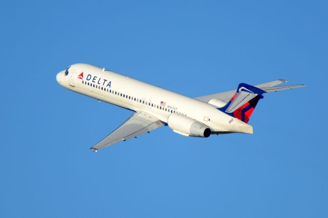 Boeing 717-200 (N967AT) - Delta Boeing 717-200 in a climbing turn just after wheels up at Nashville, Tn. Taken December 4, 2019 with a 600 mm Tamron lens.