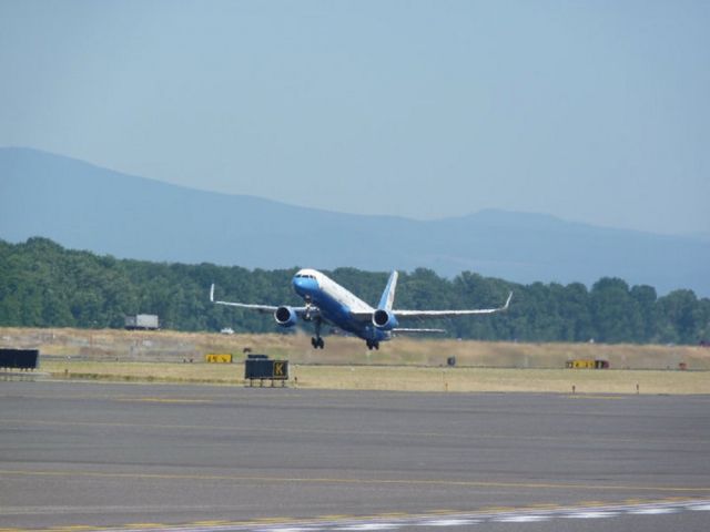 Boeing 757-200 — - Joe Biden came to town snarling the freeways, city streets and completely screwing up PDX due to the mandatory TFR. And now our day is totally srewed because were playing catch up the rest of the shift!