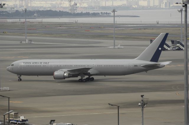 BOEING 767-300 (N985) - Taxing to V-1 Spot at Haneda Intl Airport on 2012/03/28 "Chili Air Force  VIP Flight"