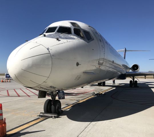 McDonnell Douglas MD-88 (N990DL) - In need of some paint!