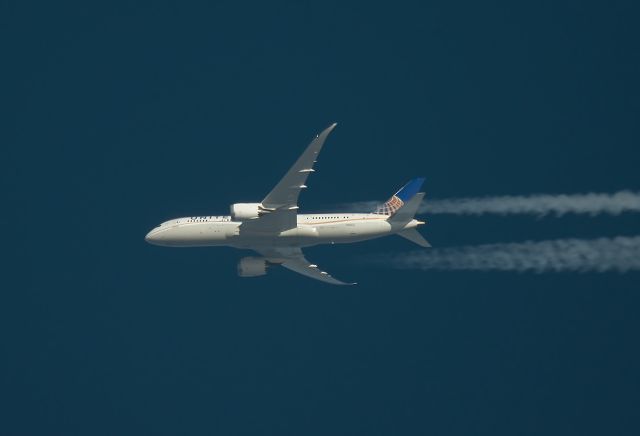 Boeing 787-8 (N26910) - 11/1/2016 United N26901 Passes overhead Lancashire, UK @ FL350  working route London LHR-IAH UAL96. Photo taken from the ground with Pentax K-5.