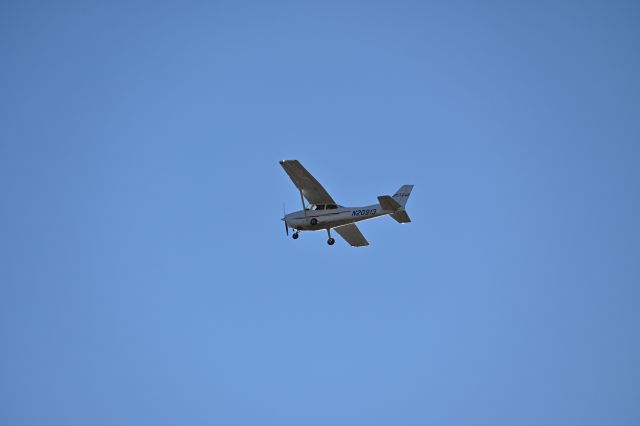 Cessna Skyhawk (N20913) - 2-27-2022 - End of Runway 35R/17L