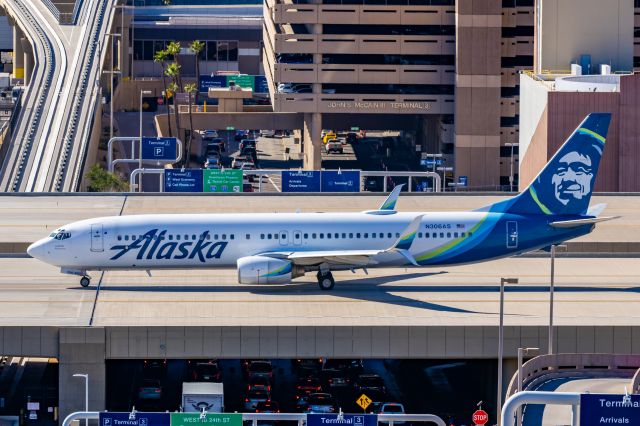 Boeing 737-900 (N306AS) - A Alaska Airlines 737-900 taxiing at PHX on 2/9/23 during the Super Bowl rush. Taken with a Canon R7 and Tamron 70-200 G2 lens.