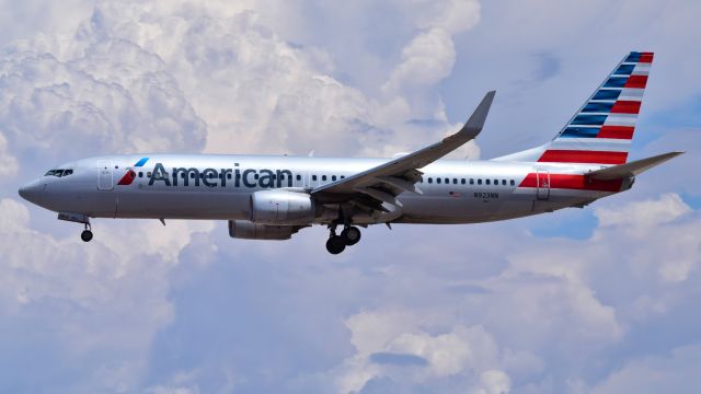 Boeing 737-800 (N923NN) - American 738 arriving on 26L from Philly.br /br /Early August monsoon storm clouds building over the Las Vegas and Sheep Mountains to the north.