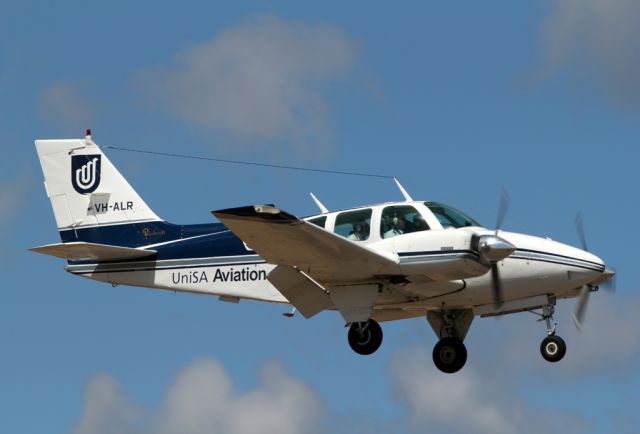 Beechcraft 55 Baron (VH-ALR) - UNISA - UNIVERSITY OF SOUTH AUSTRALIA - BEECH B55 BARON (95-B55) - REG VH-ALR (CN TC-1739) - PARAFIELD ADELAIDE SA. AUSTRALIA - YPPF (15/1/2015) CANON 550D AND 300MM CANON FIXED LENSE.