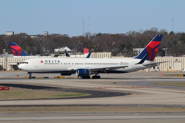 BOEING 767-400 (N197DN)