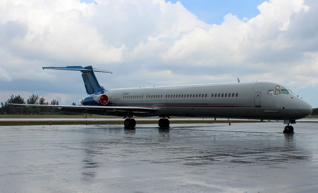 McDonnell Douglas MD-83 (N880DP)