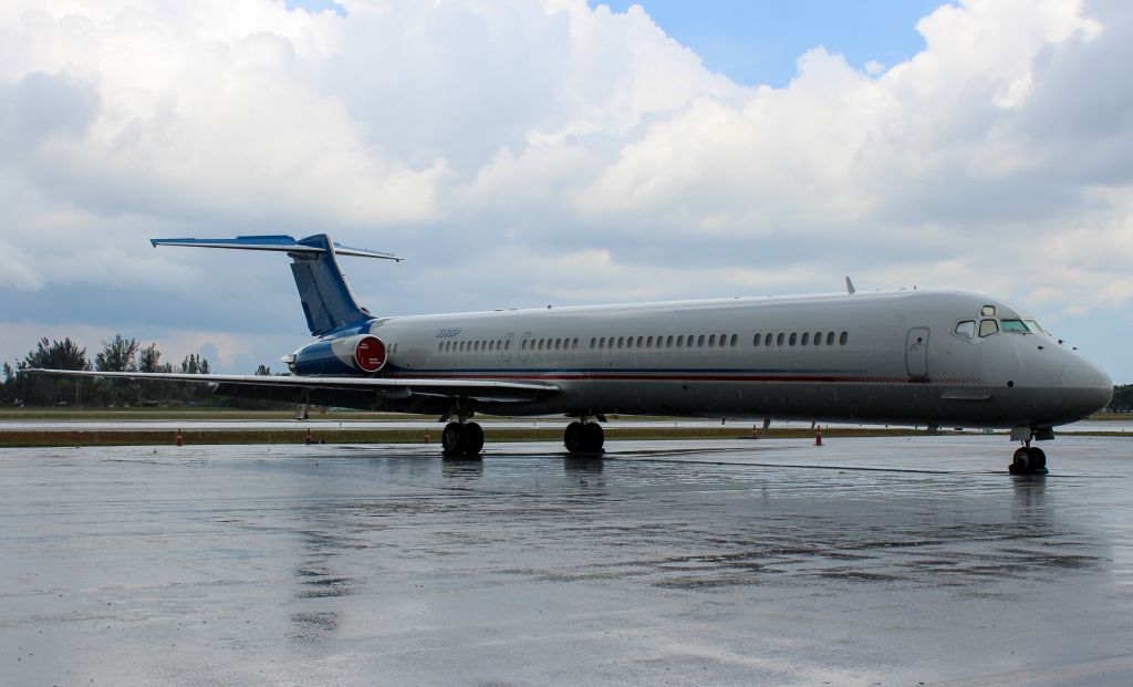 McDonnell Douglas MD-83 (N880DP)