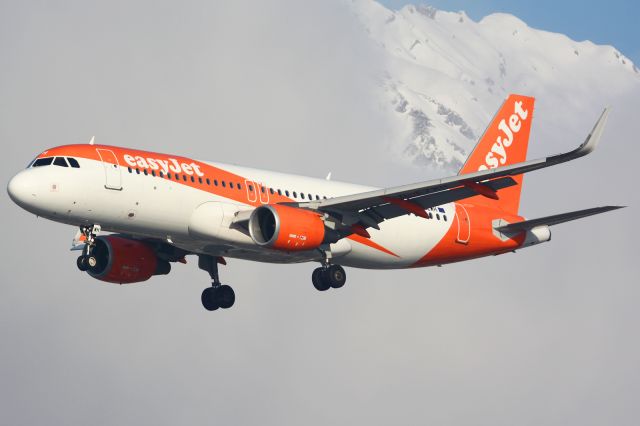 Airbus A320 (G-EZWH)