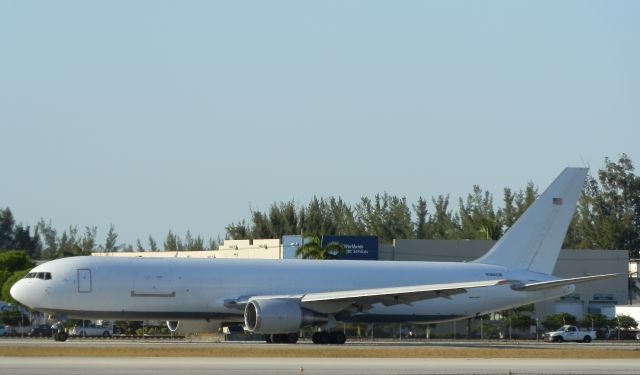 BOEING 767-300 (N364CM)