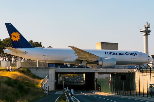 Boeing 777-200 (D-ALFC) - evening sun