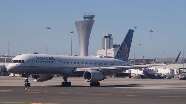 Boeing 757-200 (N14118) - ex-COA