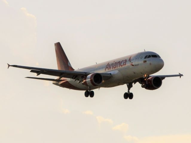 Airbus A320 (N664AV)