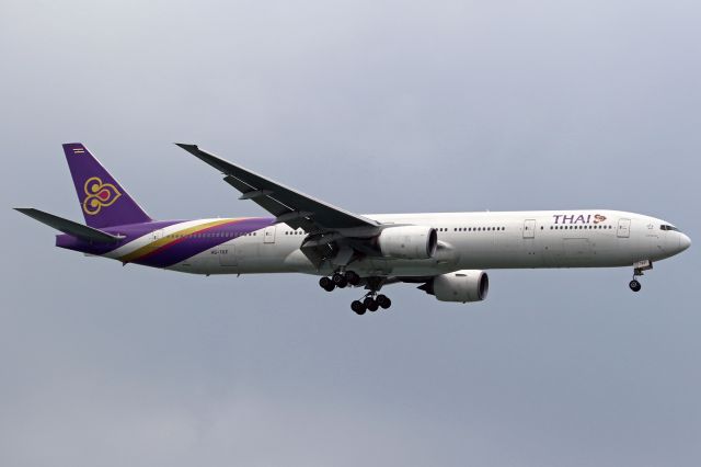 BOEING 777-300 (HS-TKF)