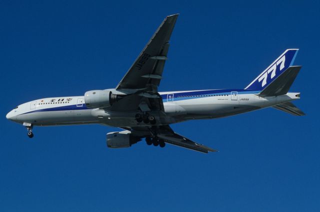 Boeing 777-200 (JA8199) - Final Approach to Tokyo-Haneda Intl Airport Rwy16L on 1996/12/01