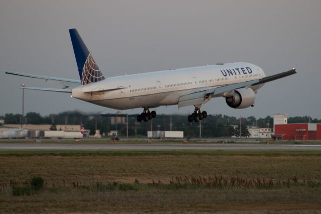 BOEING 777-300ER (N2639U)