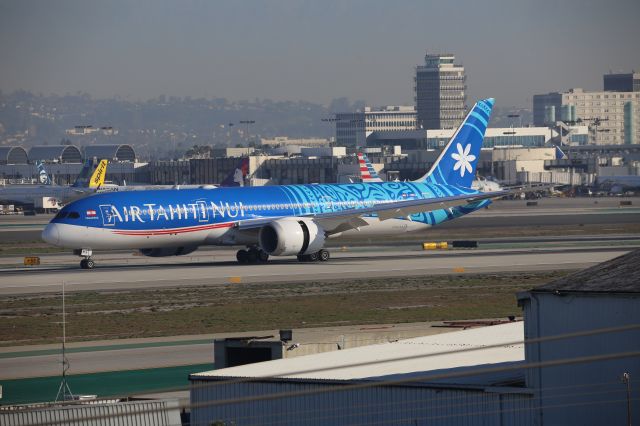 Boeing 787-9 Dreamliner (F-OMUA)