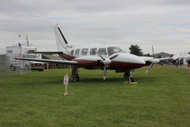 Piper Navajo (C-FFJW) - Spectacle aérien Aéroport des cantons 16-08-2014 à Bromont QC.CZBM Piper PA-31