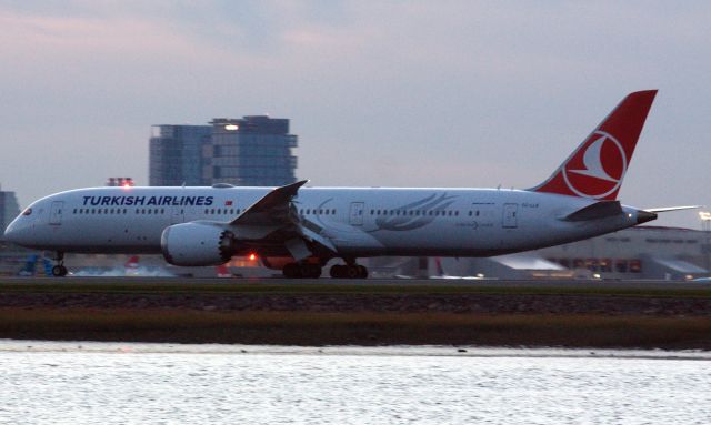 Boeing 787-9 Dreamliner (TC-LLK) - Turkish B789 touchdown at BOS on 10/12/22. The airline looks to have replaced the A330 with the Dreamliner to BOS. 