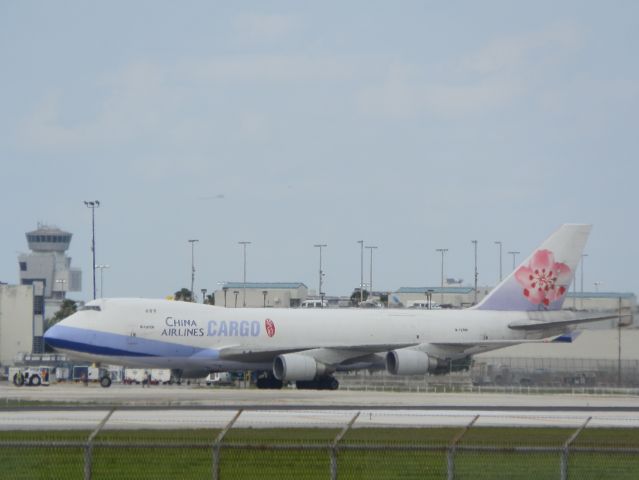 Boeing 747-400 (B-18706)