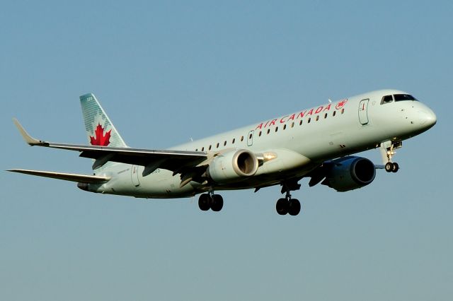Embraer ERJ-190 (C-FHOS) - Arriving from YYC/CYYC.