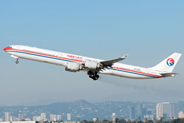 — — - Huge amount of dust coming off main gear on this A-340-600 KLAX