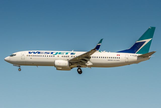 Boeing 737-800 (C-FUJR)