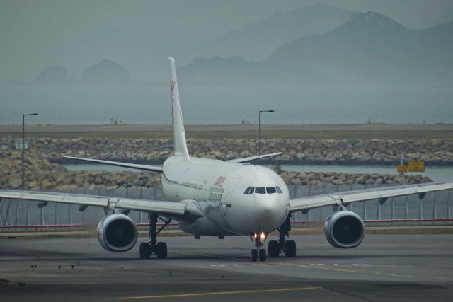 Airbus A330-300 (B-HLK)