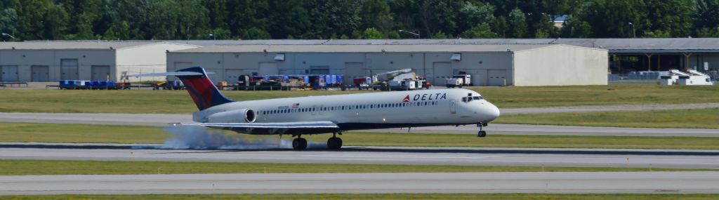 McDonnell Douglas MD-88 (N981DL) - Normal arrival from the east