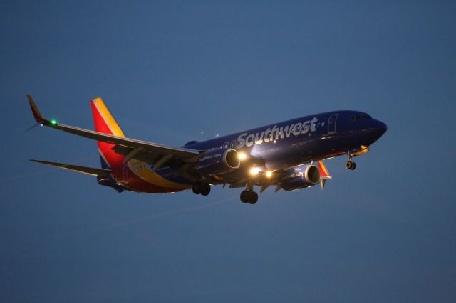Boeing 737-700 —