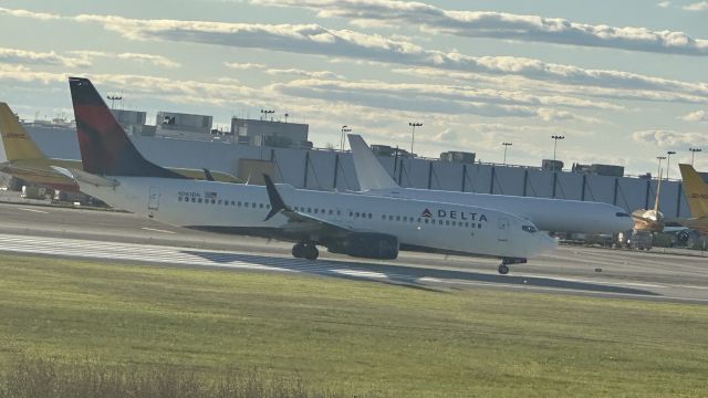 Boeing 737-800 (N383DN)