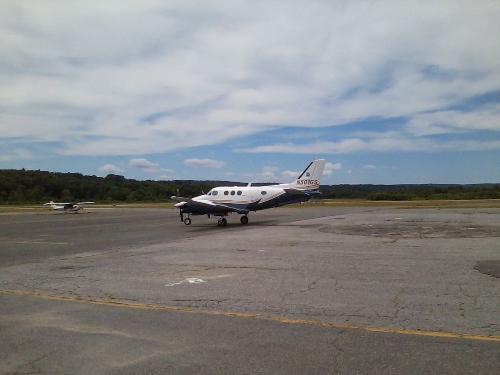 Beechcraft King Air 90 (N501GS) - N501GS in a new paint scheme. Arrived from Saratoga Springs, NY (5B2).