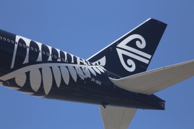 BOEING 777-300ER (ZK-OKQ)