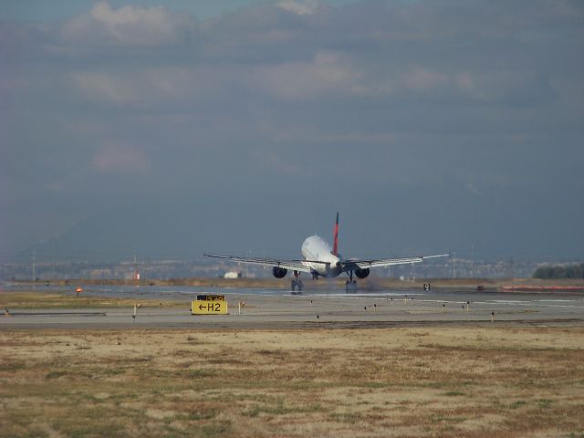 Boeing 757-200 (N647DL)